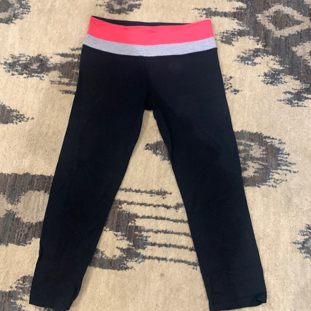 Lululemon size 4 cropped leggings! Used but good condition.